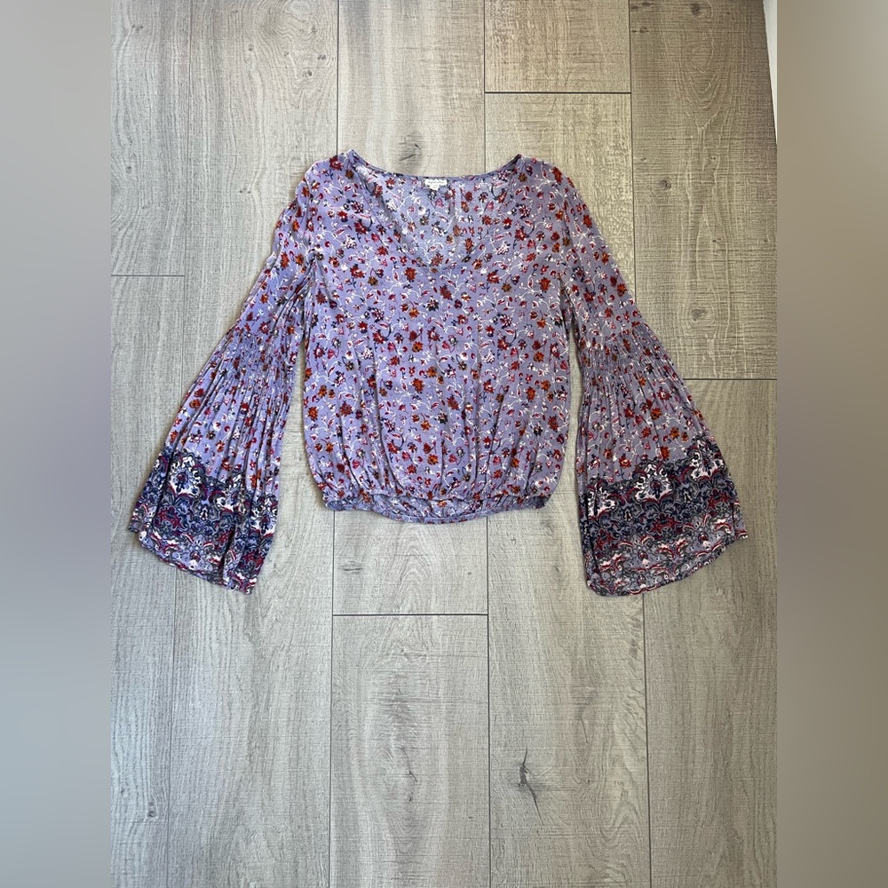 Eyeshadow Lilac Floral Bell Sleeve Blouse Size Medim